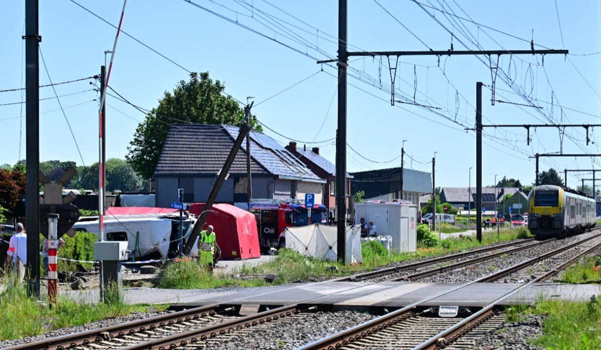 Patru morți, între ei doi copii, într-un microbuz școlar lovit de un tren, în Belgia