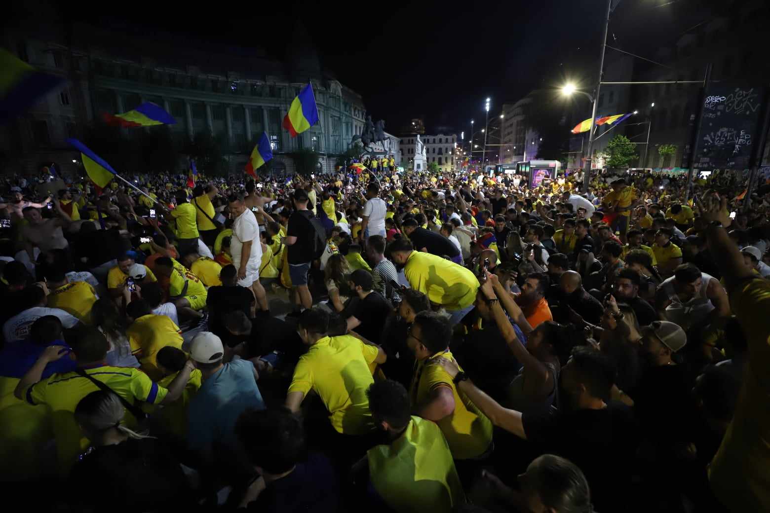 Sărbătoare și la București! Atmosferă incendiară în Piața Universității după ce tricolorii s-au calificat în optimi la Euro 2024