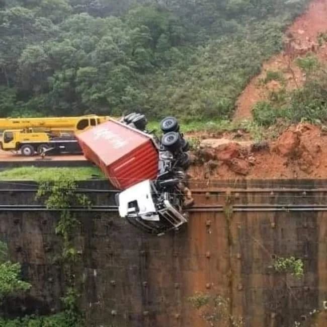 Un șofer de TIR s-a filmat îngrozit în cabina camionului îngropat sub tone de piatră și noroi, pe o autostradă din Brazilia