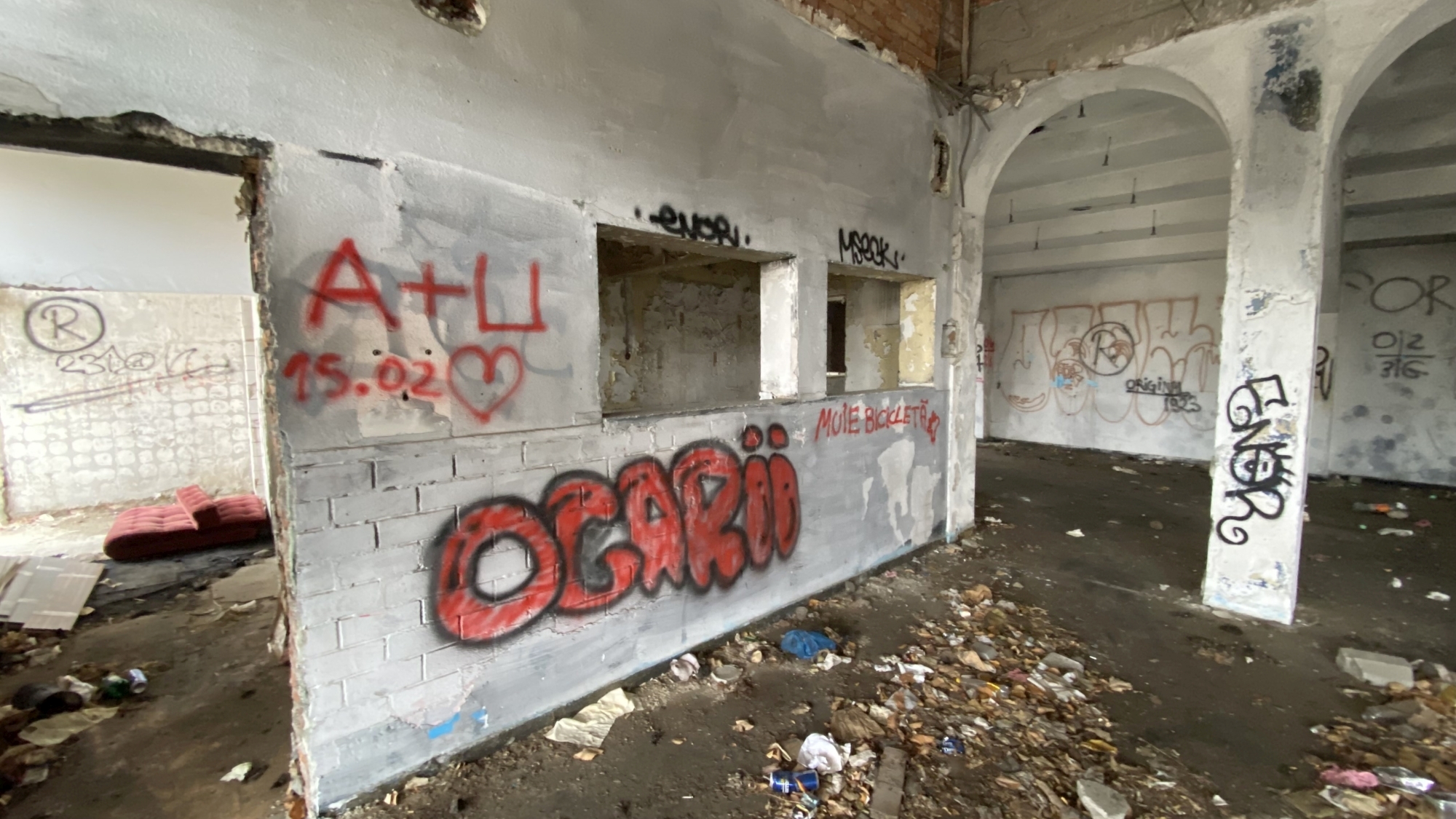 Cum arată la interior cinematograful Giulești, abandonat de autoritățile locale de mai bine de 20 de ani. Disputa dintre edili pe clădirea-simbol a cartierului