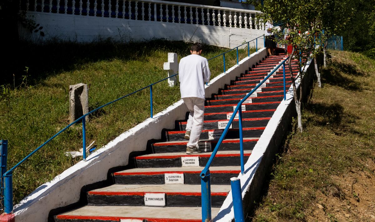 Cinci locuri pe care e musai să le vezi, chiar dacă pentru asta trebuie să te duci până la Cucuieții din Deal. Povestea bisericii de lemn cu tavan de stele