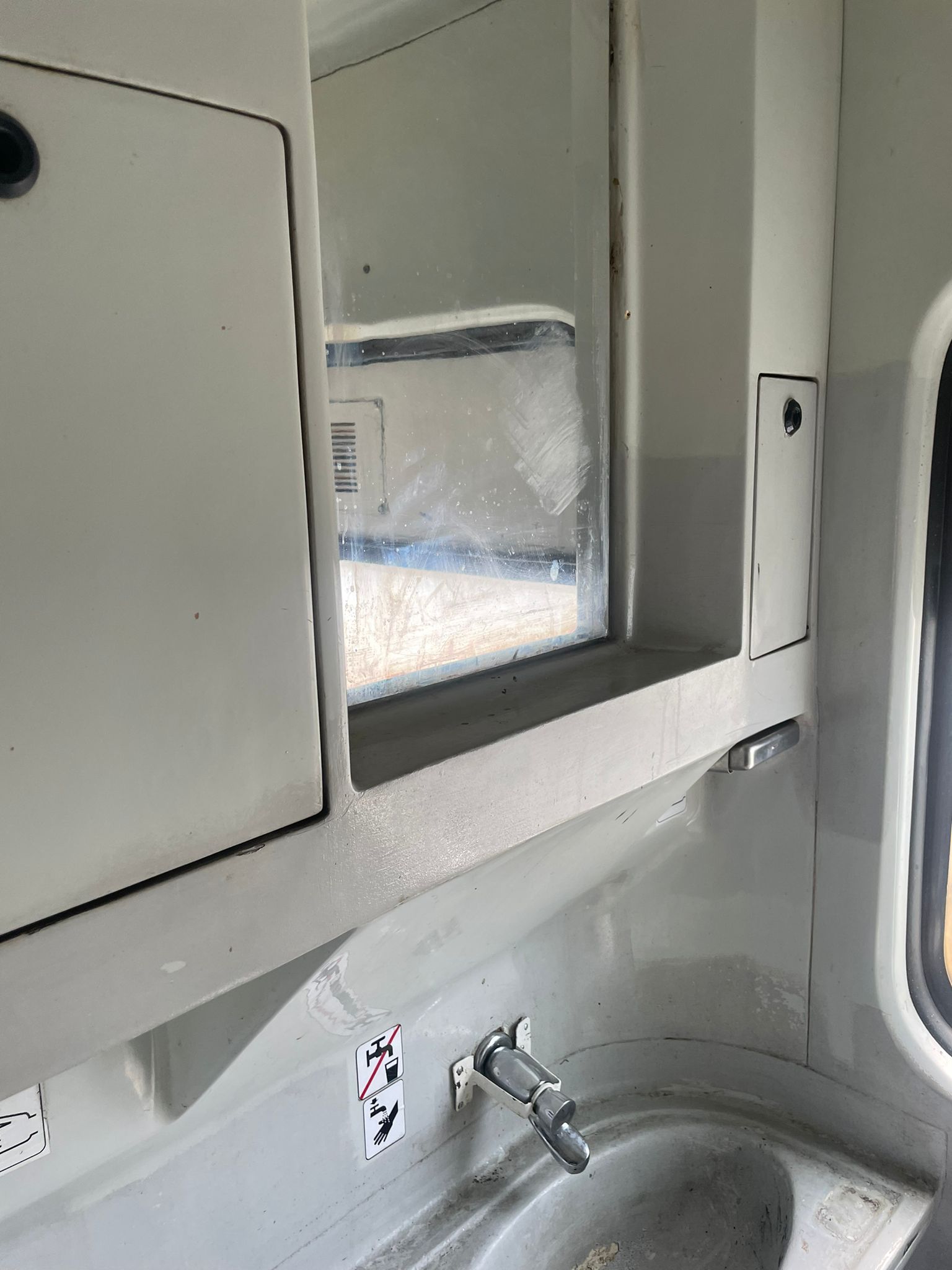 CFR Călători, amendată de ANPC cu 30.000 de lei pentru mizeria din tren. Nouă garnituri de tren au fost scoase din circulație