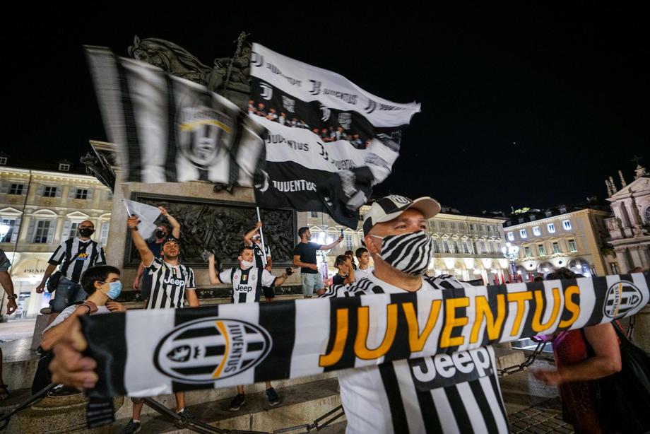 VIDEO | Juventus Torino, campioană a Italiei pentru a noua oară la rând. Imagini rare cu bucuria din vestiar