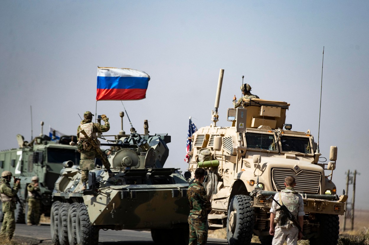 Un „rar moment" de simpatie între trupele ruse și americane din Siria: cum au fost surprinși soldații celor două țări pe un câmp petrolier