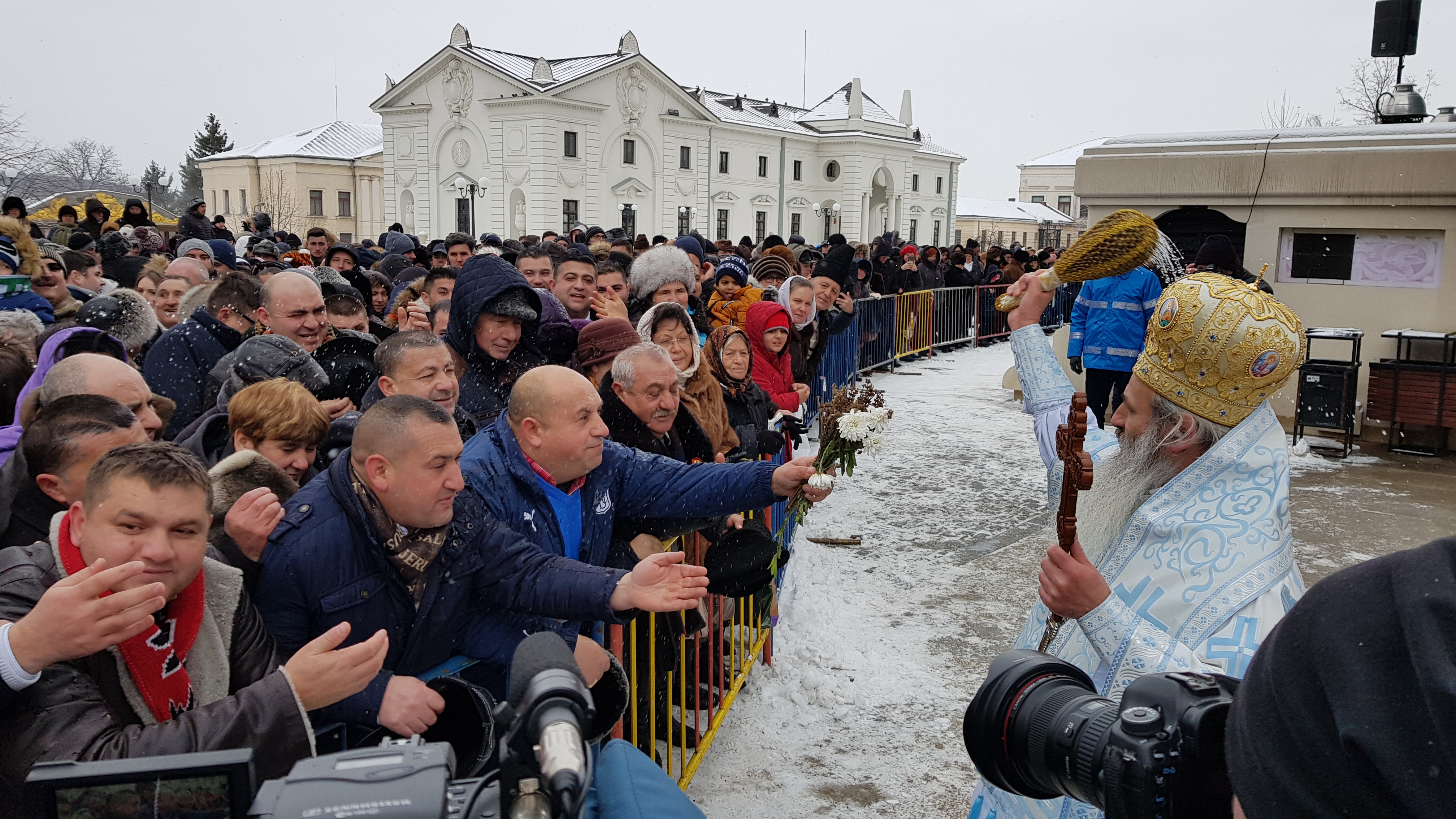 VIDEO&FOTO/ Peste 15.000 de litri de agheasmă au fost împărțiți la Iași. Nici anul acesta nu au lipsit îmbrâncelile și certurile