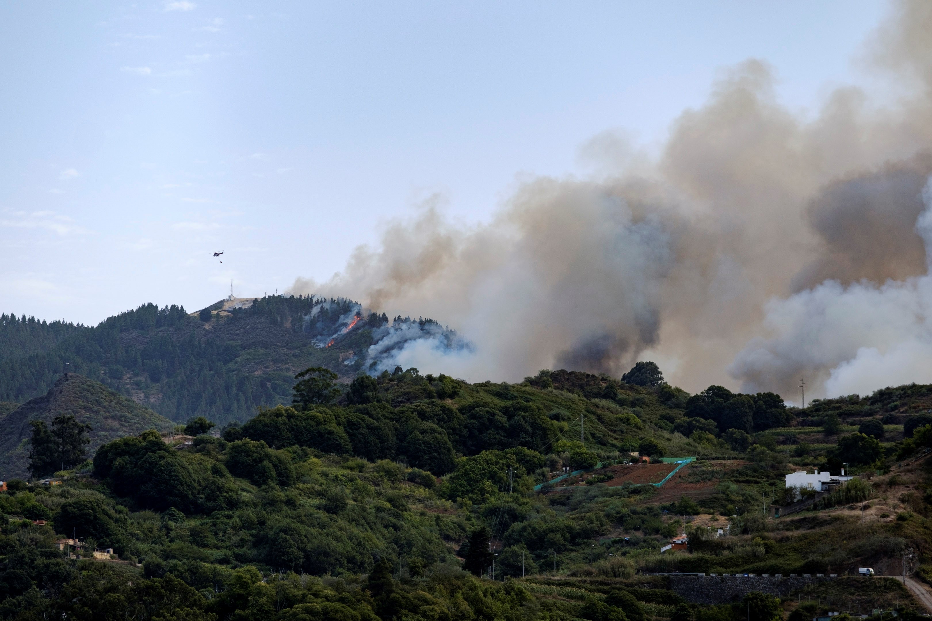 Peste 2.000 de persoane au fost evacuate, după ce un nou incendiu de pădure a izbucnit pe insula Gran Canaria. Pompierii abia localizaseră un focar, în urmă cu 5 zile