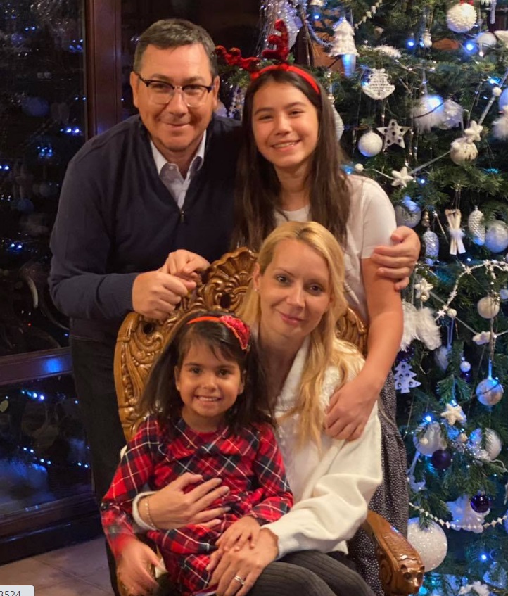 Victor Ponta, fotografie rară alături de Maria, fiica adoptată de el și Daciana Sârbu: „Primul turneu”