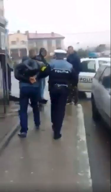 UPDATE. Polițist agresat de localnici în Tulcea, în timp ce încătușa un individ. A fost pălmuit
