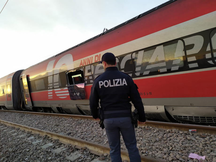 Un tren de mare viteză a deraiat în Italia. Cel puțin două persoane au murit şi 28 sunt rănite