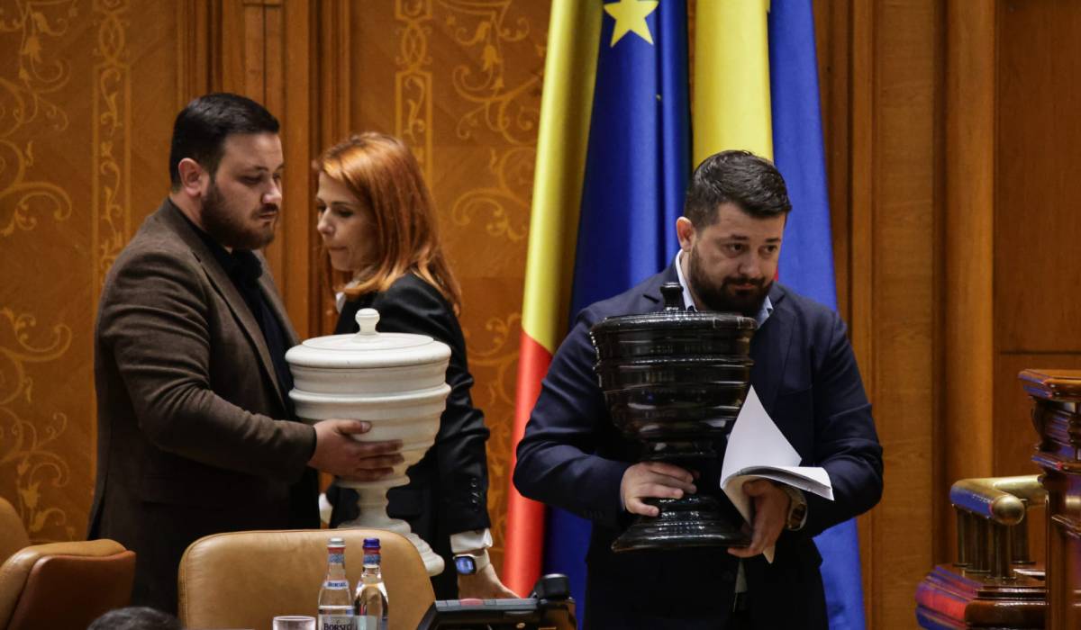 Ce nu s-a văzut la televizor în timpul votului moțiunii de cenzură împotriva Guvernului Bolojan. Negocieri în șoaptă, telefoane pe fugă și calcule la limită