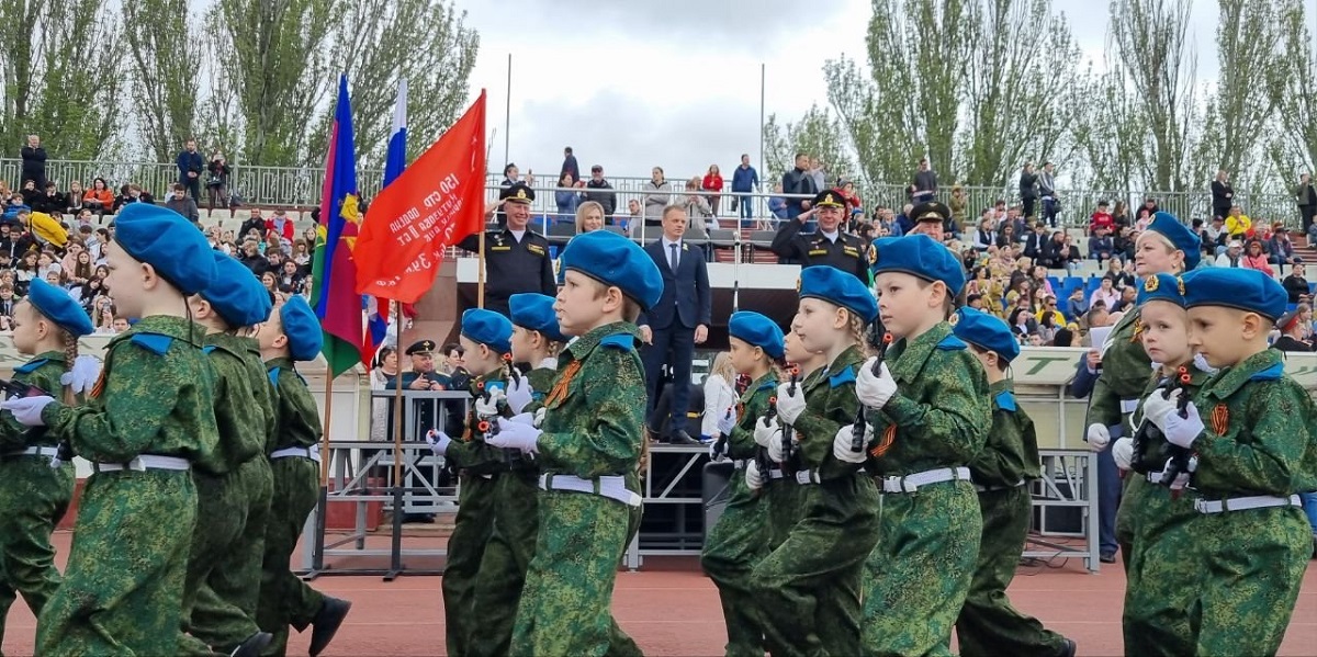 Paradă militară a grădinițelor, pe un stadion dintr-un oraș rusesc din apropierea Ucrainei, pe coasta Mării Azov