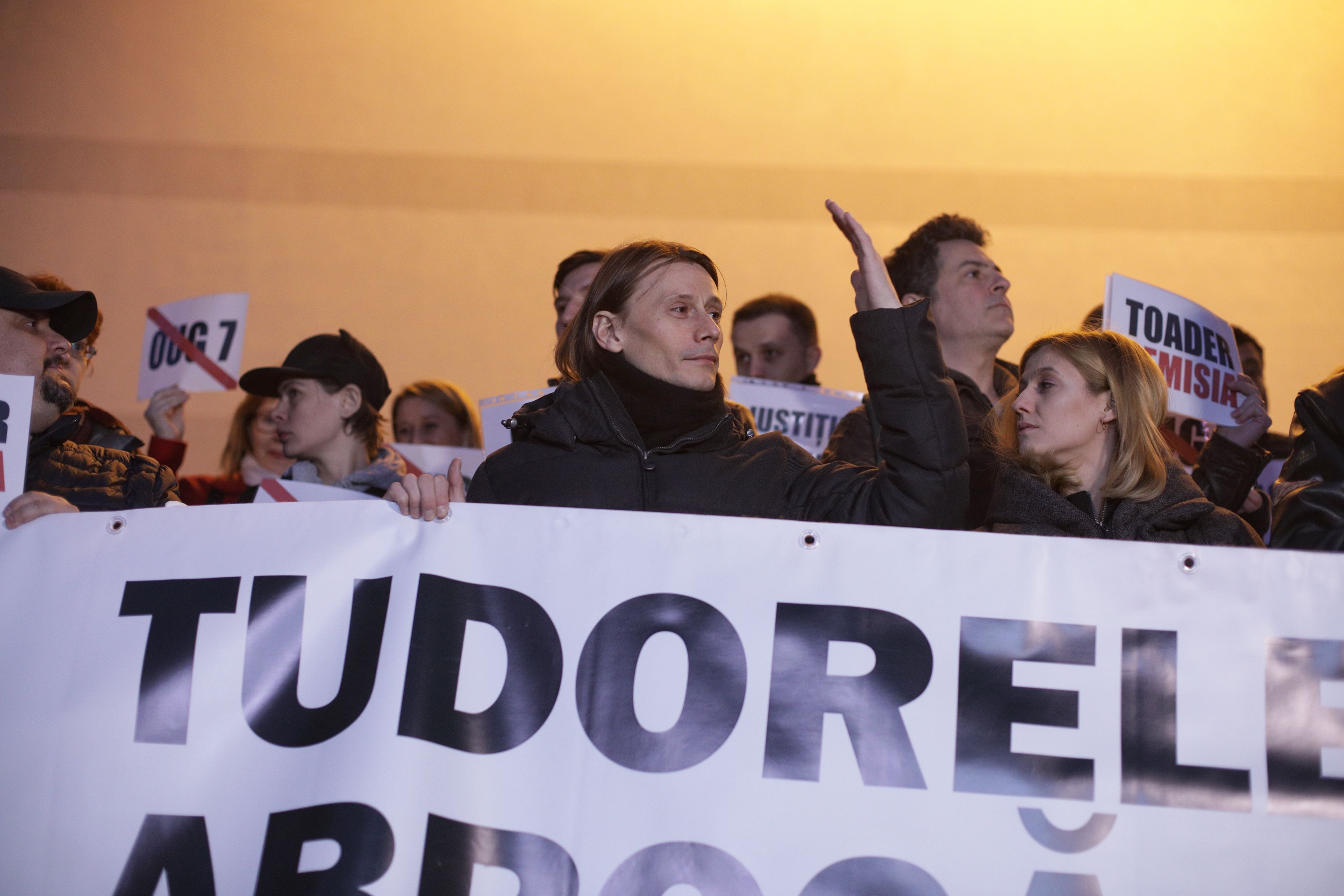 Protest pe treptele TNB față de Ordonanța care modifică legile justiției. Rebengiuc: "De frica închisorii, iau justiția în brațe și o schimbă cum vor ei"