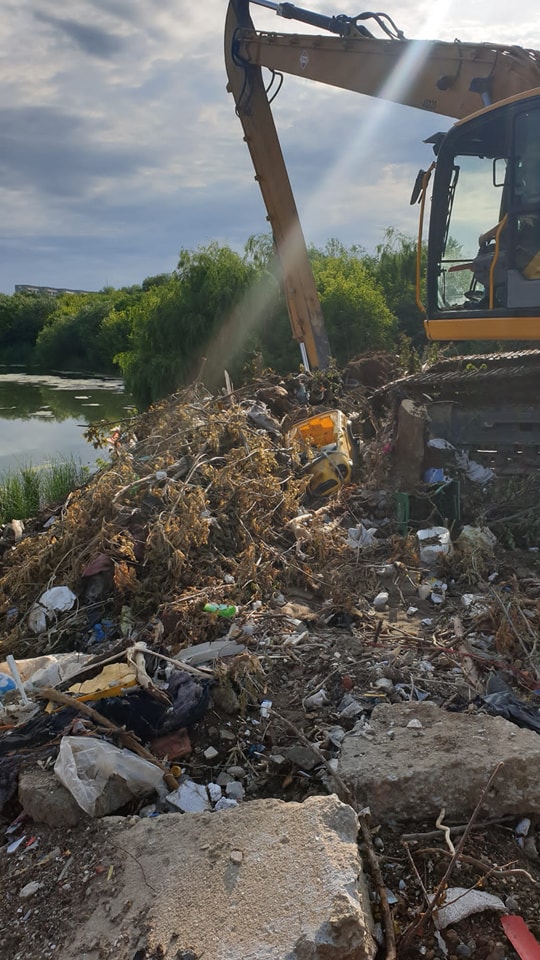 Apele Române: Peste 300 de tone de deşeuri au fost scoase din Lacul Fundeni în 5 zile