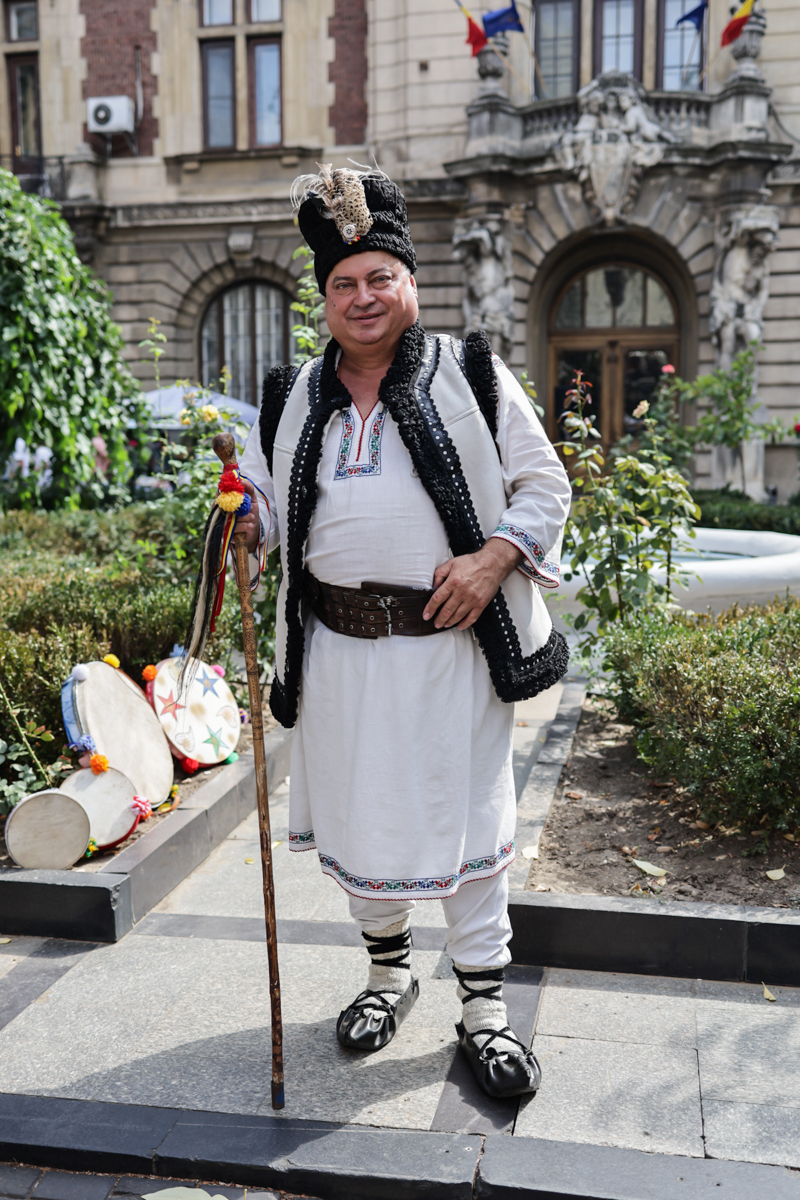 „Cred că las căciulile și opincile și mă apuc să vând țuică”. Povestea băcăuanului care l-a cunoscut pe Părintele Galeriu și a renunțat la preoție