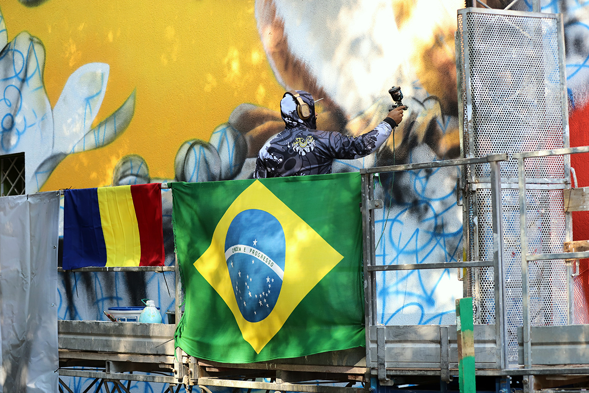 Fotbalistul Vinícius, pictură murală uriașă în centrul Bucureștiului. „Blocul acesta începe să devină faimos”. Lucrarea este realizată de un artist brazilian celebru