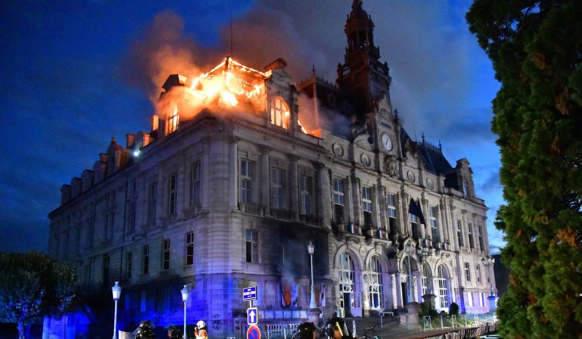 Turnul de 43 de metri al Primăriei din Limoges, veche de 143 de ani, s-a prăbușit în flăcări în timpul revoltelor din Franța
