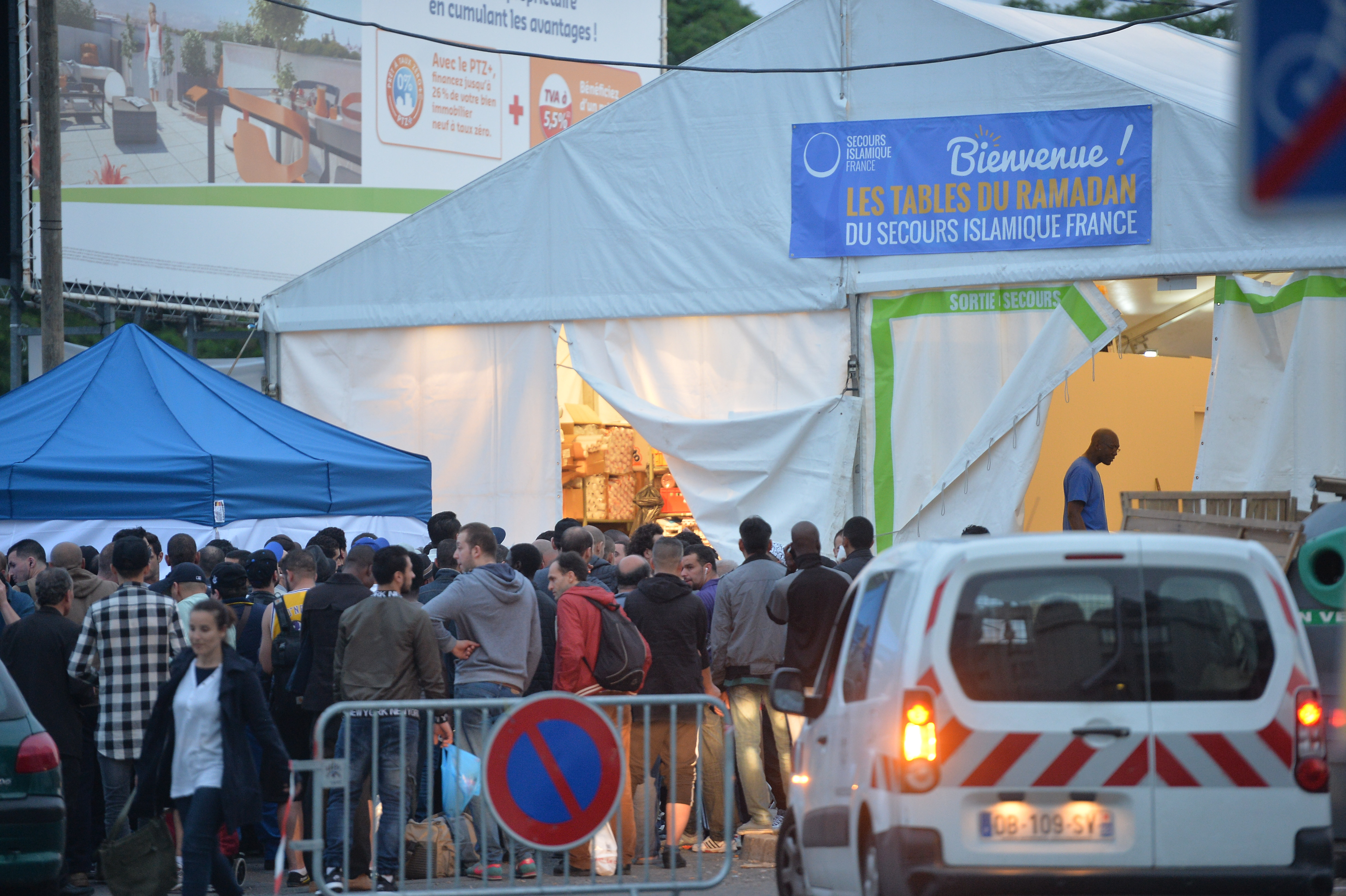 Euro 2016. Reportaj din infernul de la Saint-Denis. Vineri jucăm aici, pe Stade de France, cu gazdele! ”Explodează câte o bombă la două săptămâni și se trage cu Kalașnikovul” EXCLUSIV&FOTO