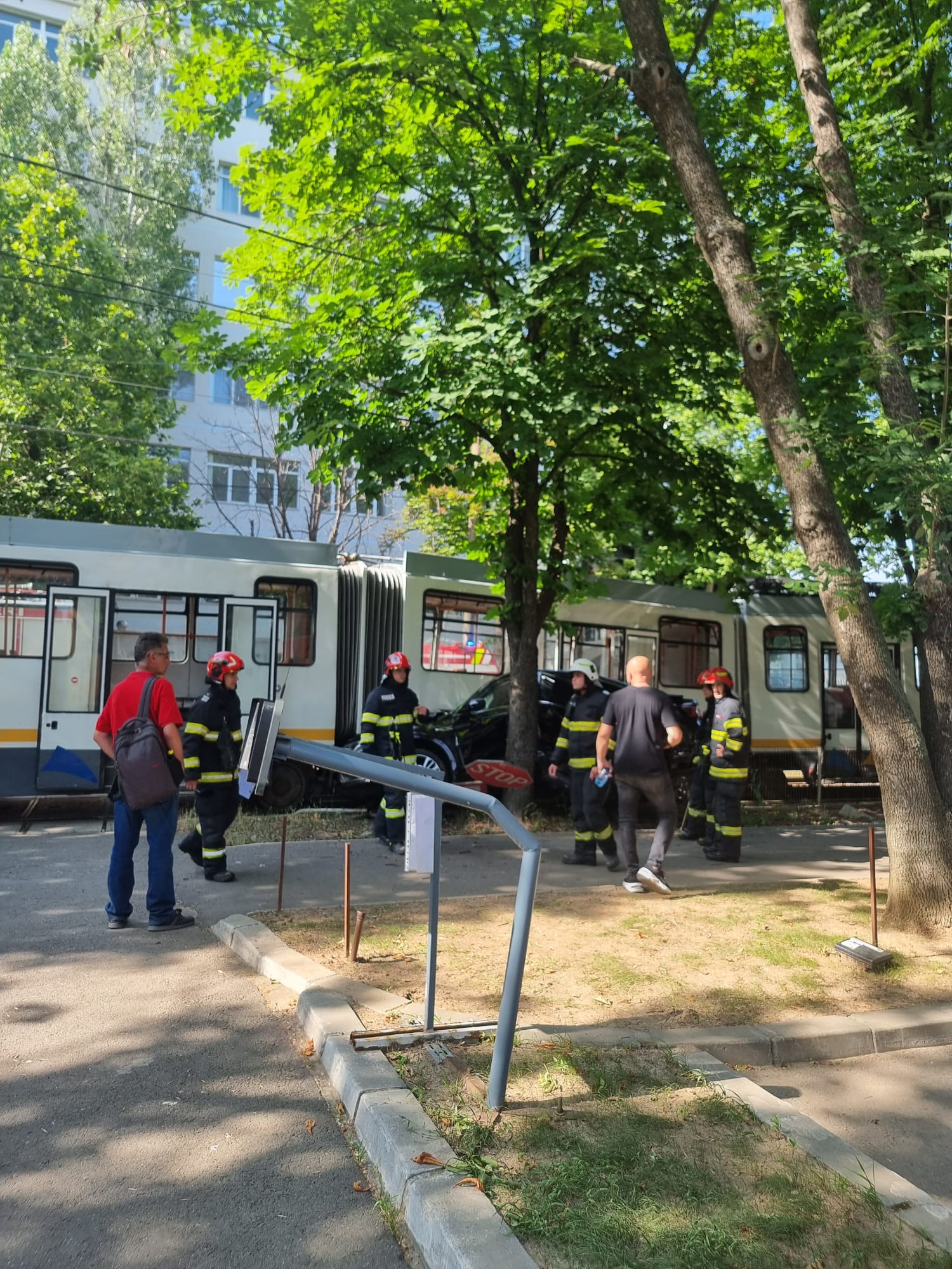 Mașină strivită în București, după ce un tramvai a lovit-o în plin. Linia 25 este blocată