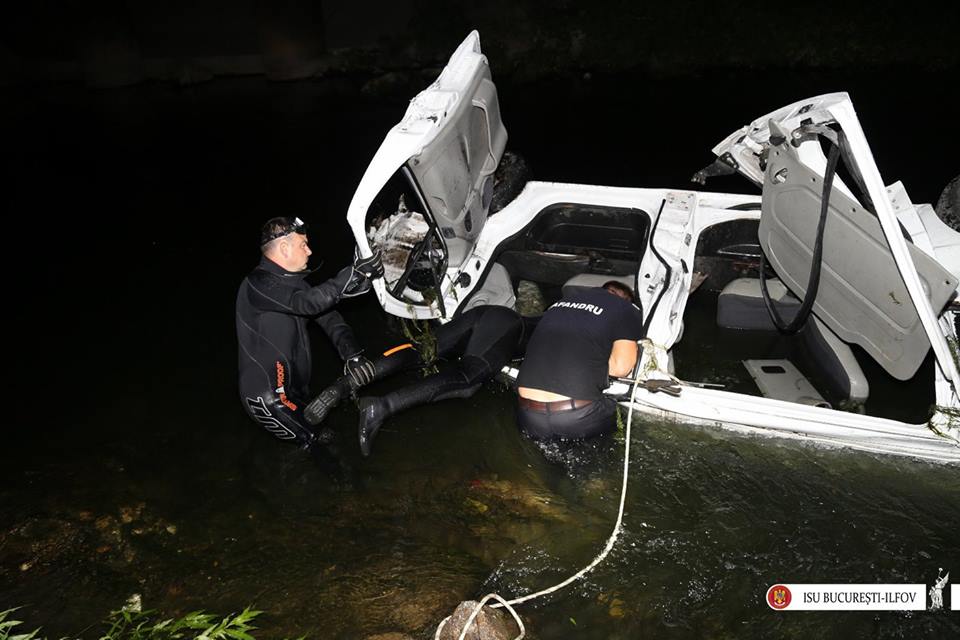 Trei oameni, între care un copil, morți într-un microbuz căzut în Dâmbovița