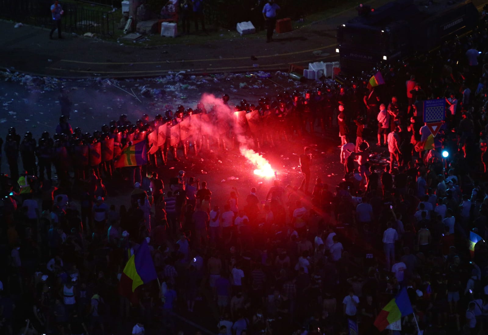 UPDATE. Război de stradă între jandarmi și huligani, în Piața Victoriei. 452 de persoane rănite / VIDEO&FOTO