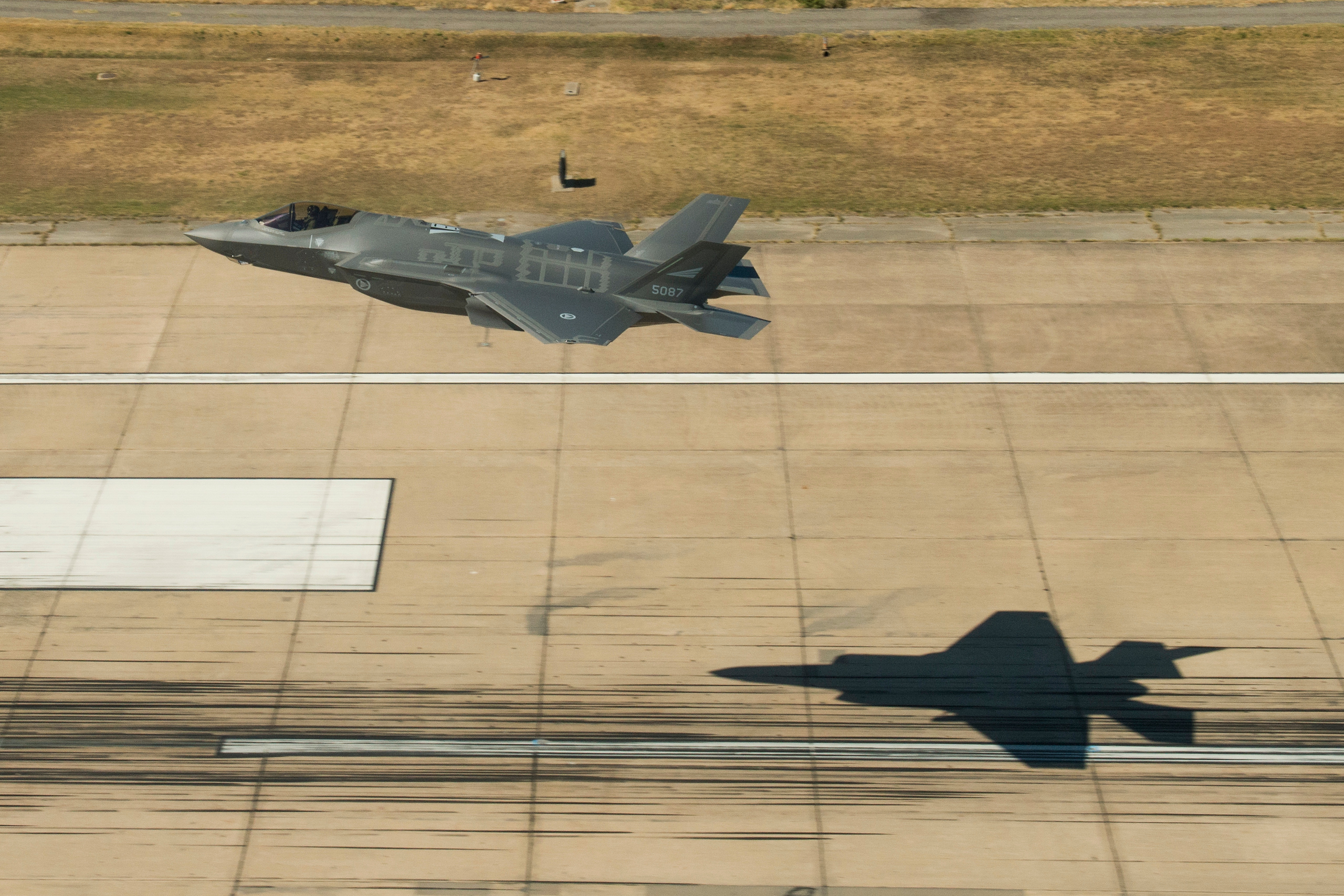 Klaus Iohannis a promulgat proiectul de lege privind cumpărarea a 32 de avioane F-35, cea mai scumpă achiziție din istoria Armatei Române