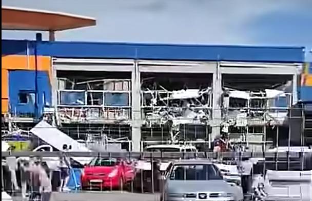 Most érkezett: óriási robbanás volt egy barkácsáruházban, rengeteg a sérült – videó