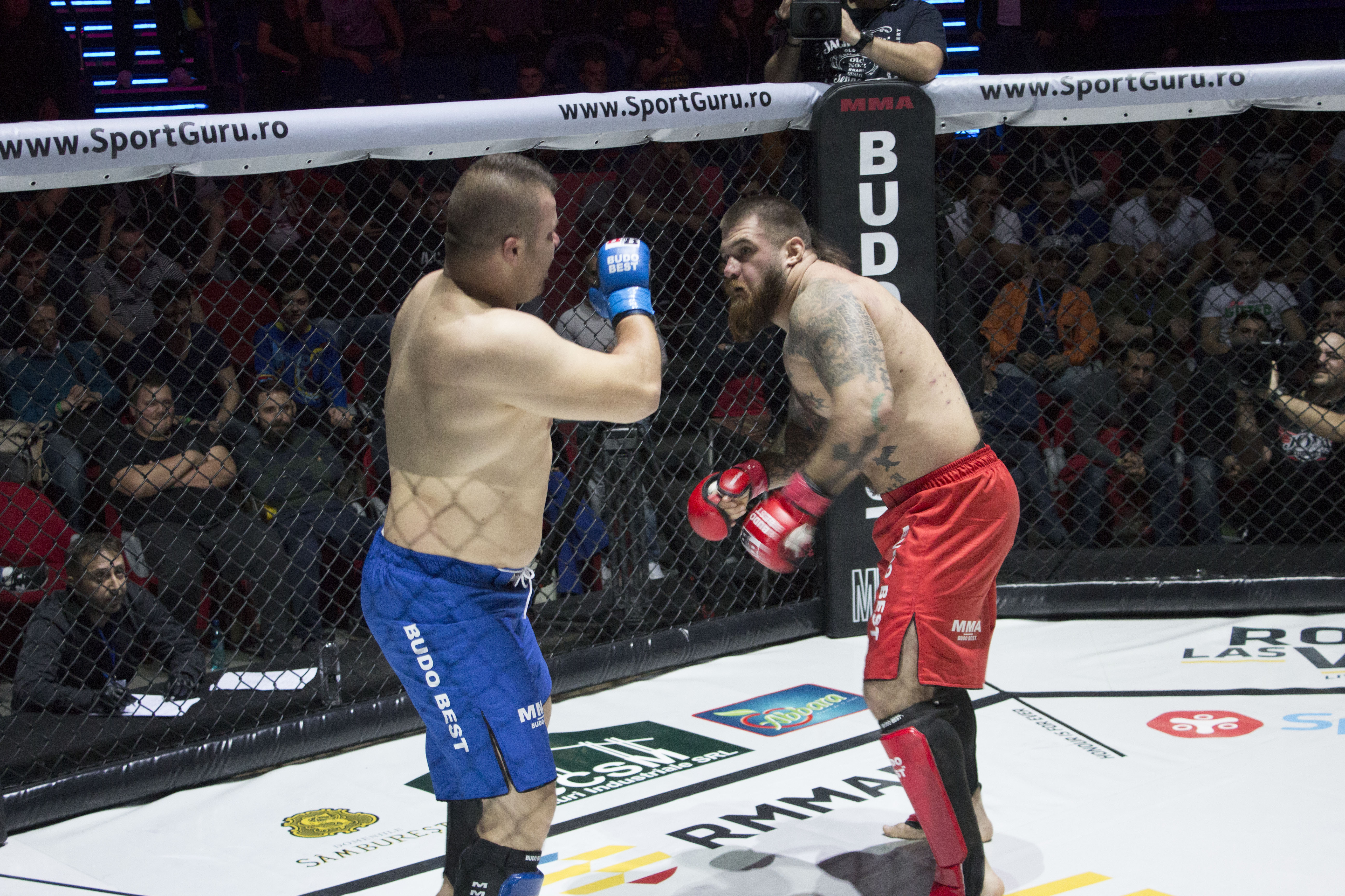 Cea mai tare gală MMA a anului, pe 31 octombrie! Pumni și picioare de la “Ghiaurul” Radnev, “Bombardierul” Pascu, “Rambo” din Copou şi de la “Bestia Moldovei” / GALERIE FOTO