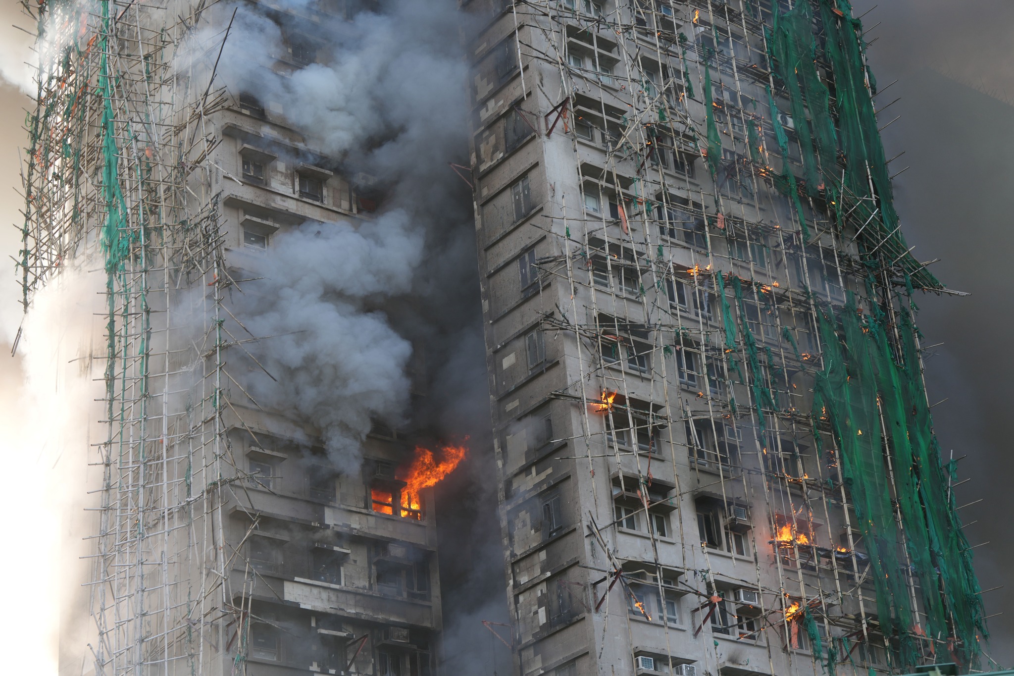 Un incendiu devastator a cuprins un complex de apartamente în Hong Kong. Zeci de oameni au murit, pompierii se luptă cu flăcările