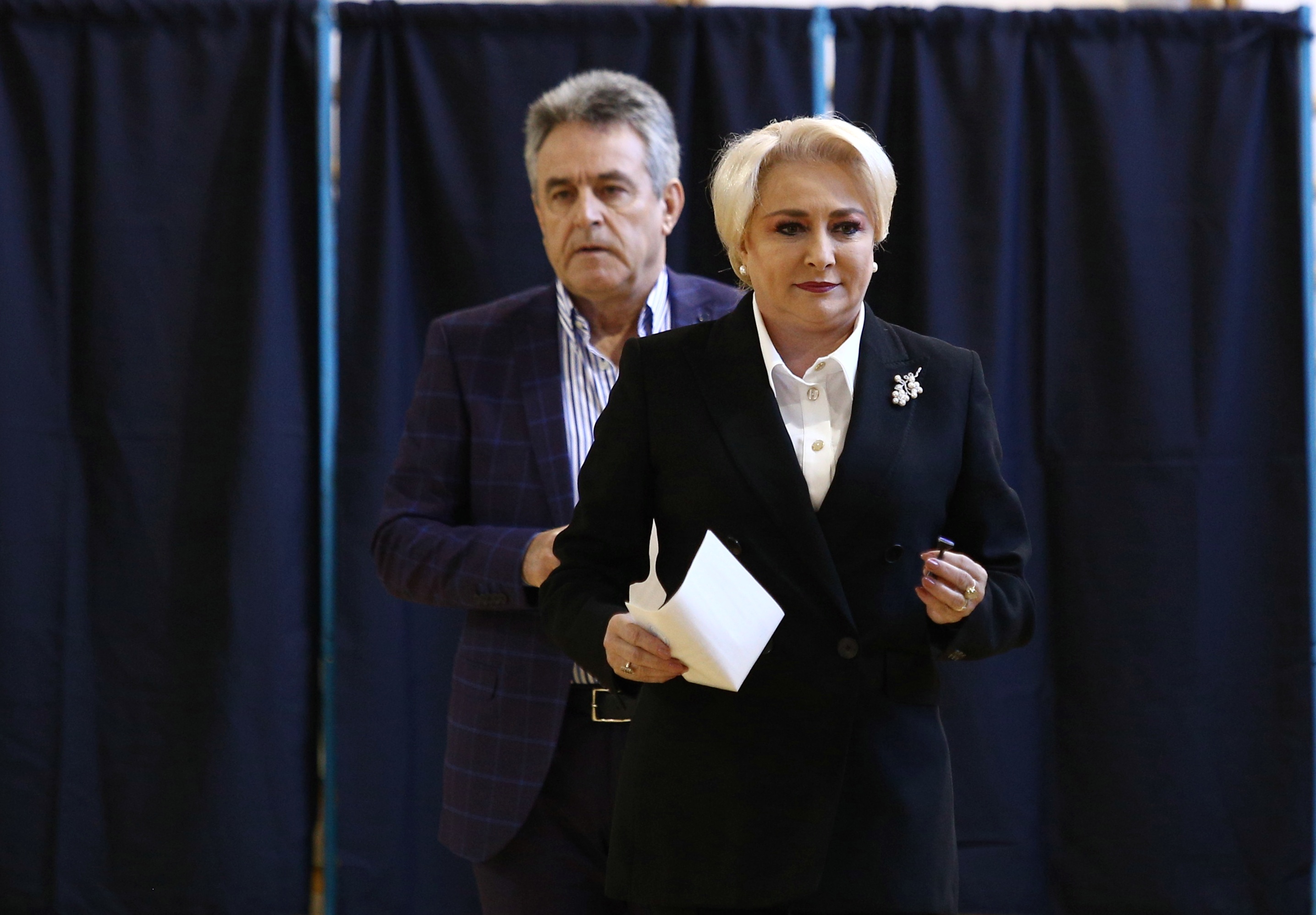 Referendum pentru definirea familiei | Viorica Dăncilă a votat la liceul Jean Monnet din Capitală - VIDEO