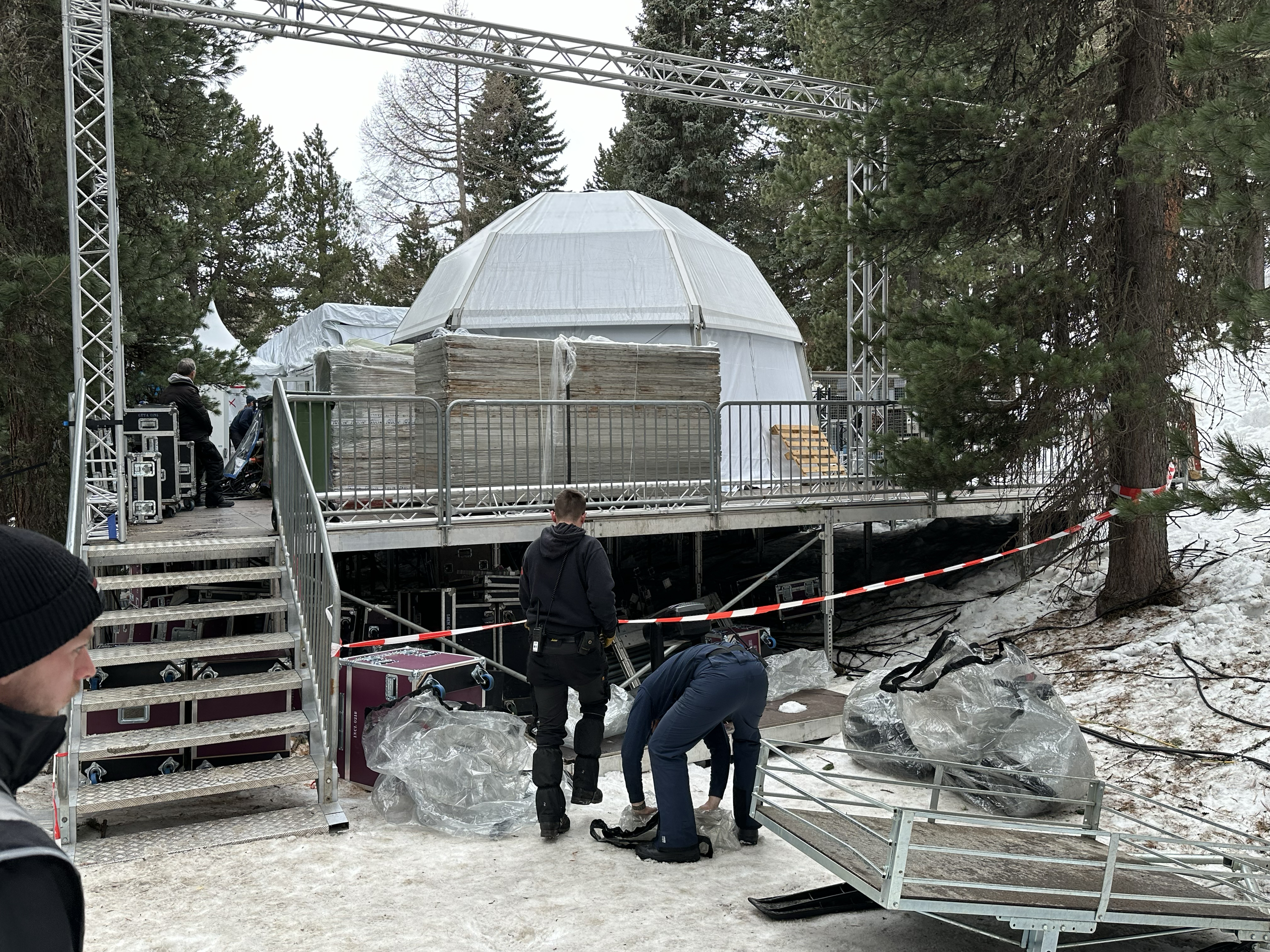 Prezentare de modă exclusivistă în mijlocul unei păduri, la St. Moritz. Organizațiile de mediu se tem că vor fi tăiați copacii. Cine este organizatorul