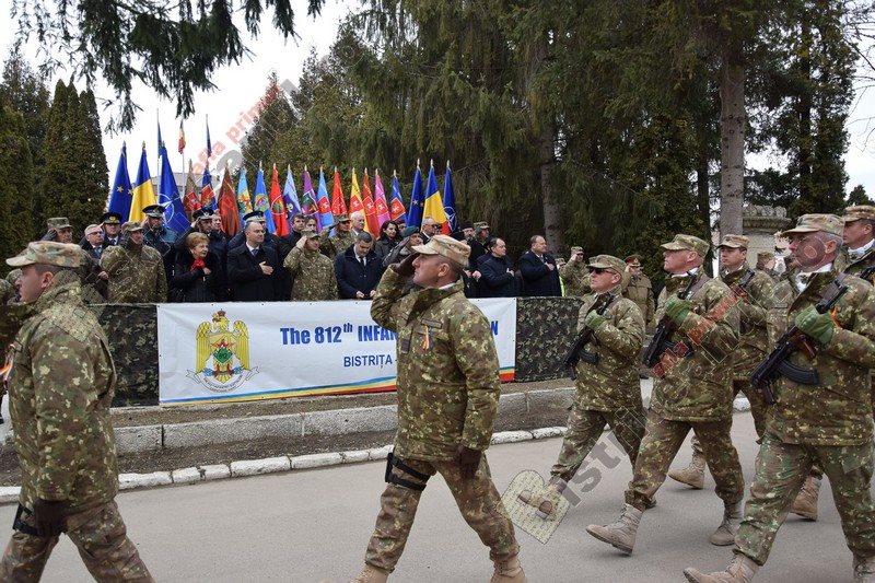 FOTO | Ministrul Apărării, Gabriel Leş, și-a verificat telefonul în timp ce militarii întorşi din Afganistan îi dădeau onorul