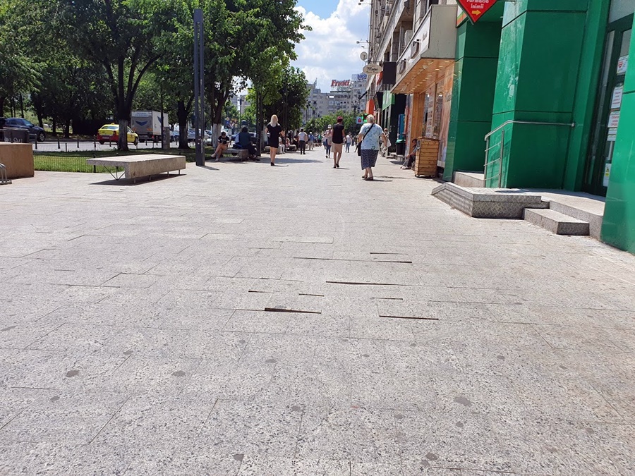 Trotuarul din Piața Unirii din București, la nici un an de la reabilitare: dale de granit desprinse, unele crăpate, altele lipsesc