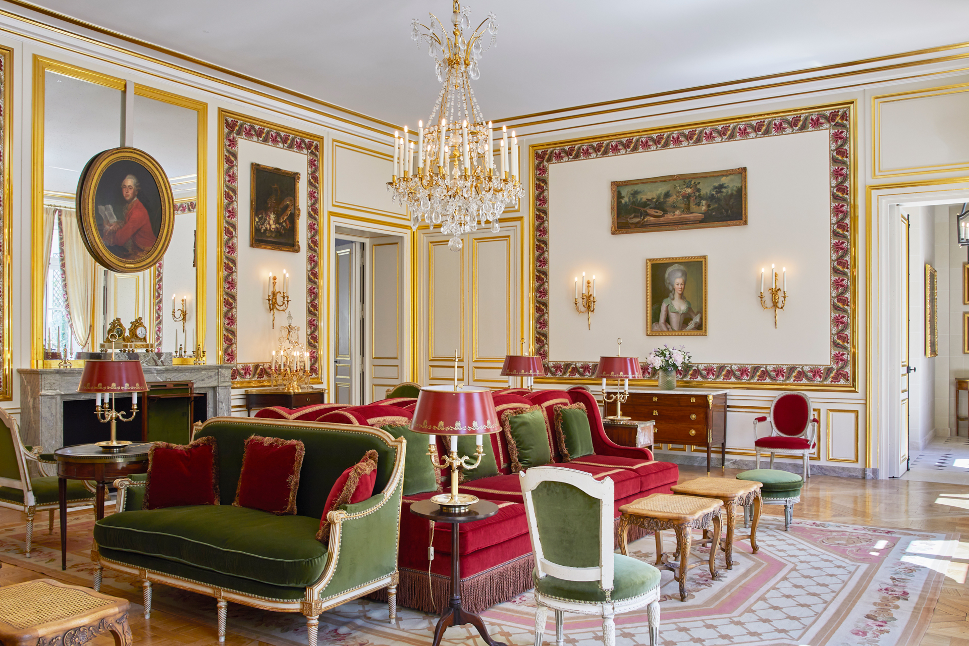 Hotelul de lux în care simți că stai chiar în Palatul Versailles. Cât costă o noapte de cazare