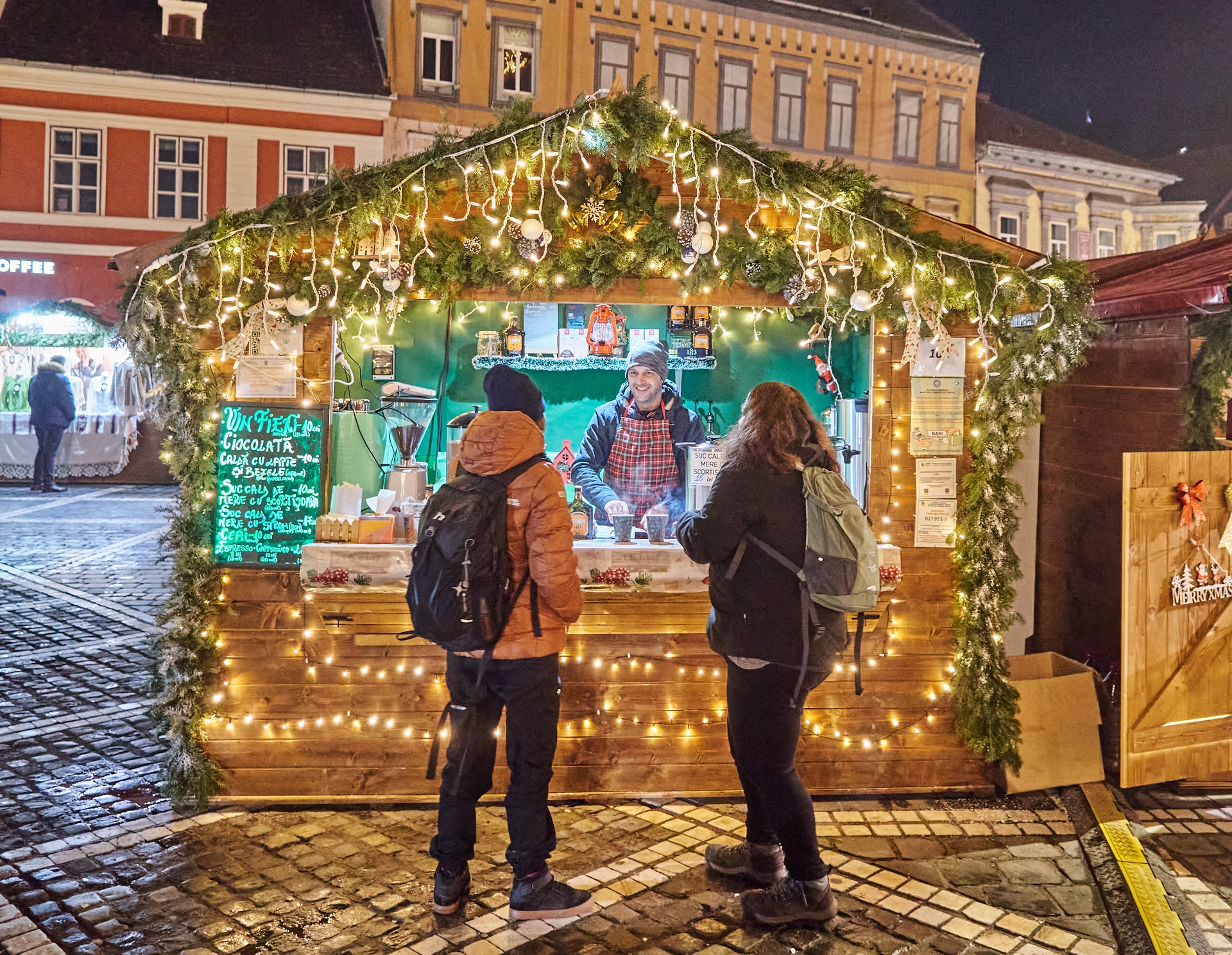 Târgul de Crăciun Brașov 2024. Căsuțe cu produse tradiționale, dar și cel mai înalt brad de Crăciun natural din România