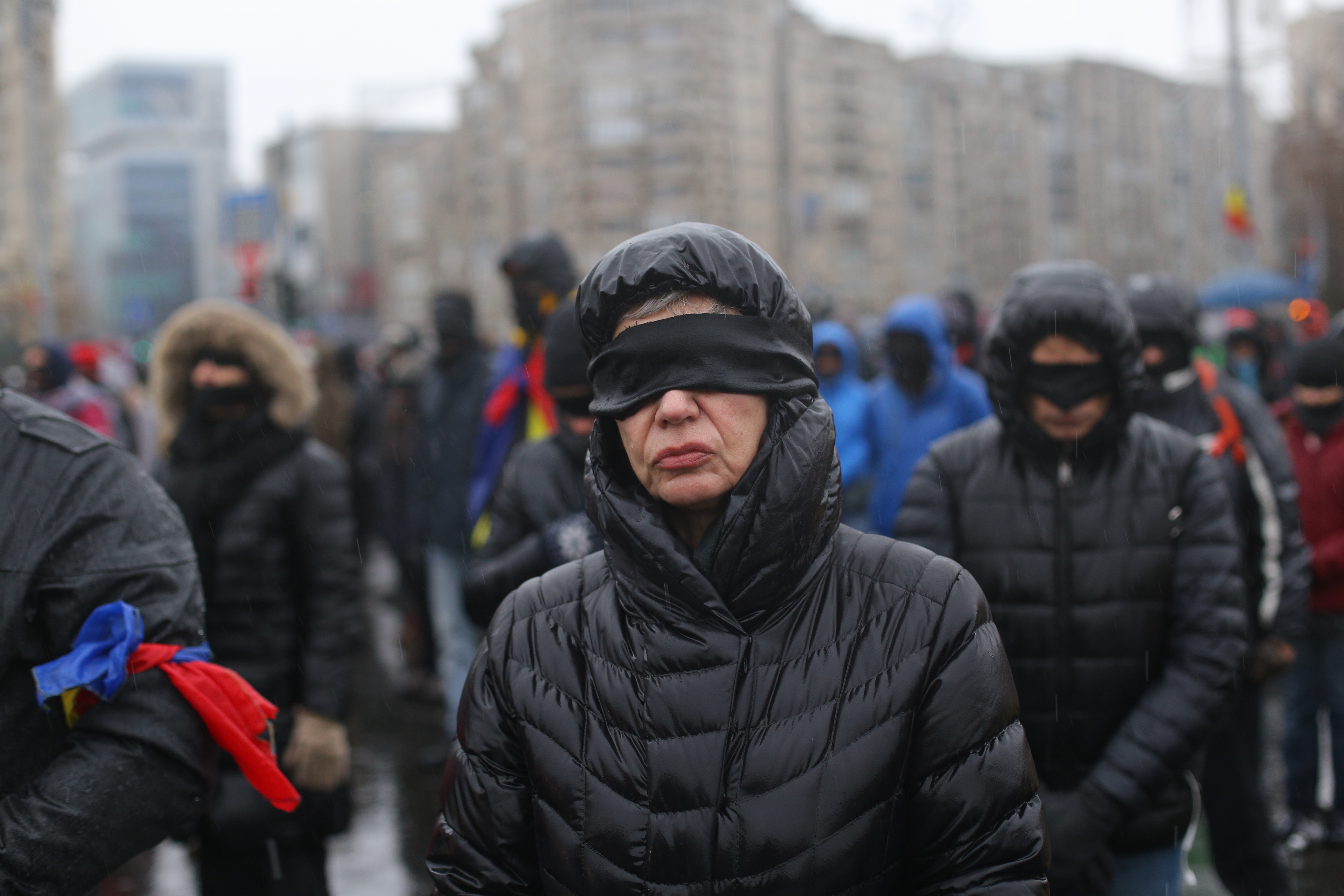 VIDEO/ Oana Pellea și Marius Manole, legați la ochi pentru "noua eră a nepuțintei". Protest mut în Piața Victoriei, duminică 17 decembrie