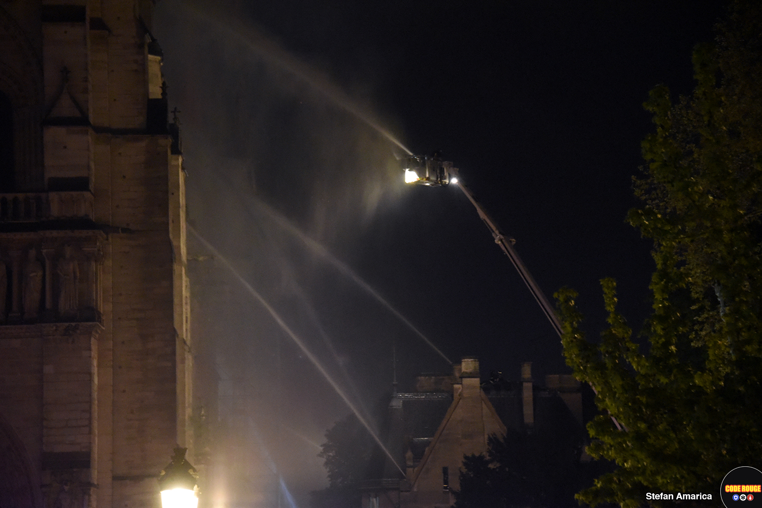 Incendiul de la Notre Dame, prin ochii unui voluntar român care i-a însoțit toată noaptea pe pompierii francezi: ”Oameni căzuți în genunchi se rugau, alții erau stană de piatră, cu fețele scăldate în lacrimi”
