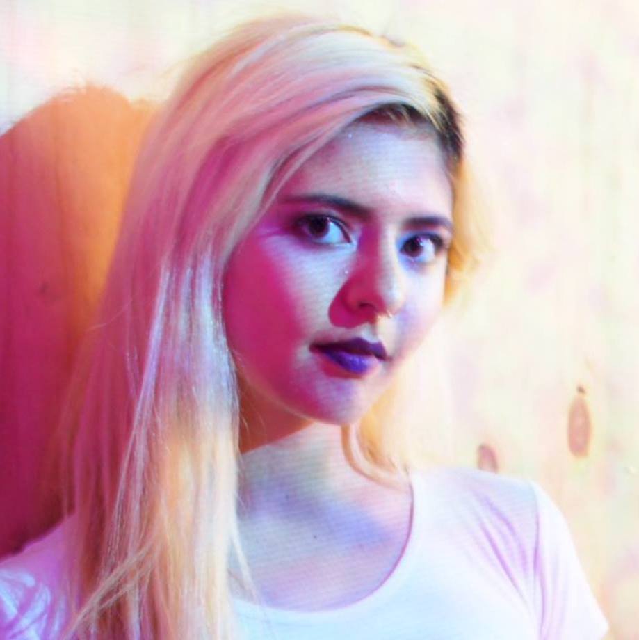 Fiica unui lord s-ar fi prostituat și ar fi apărut în filme pentru adulți ca să câștige bani. Tânăra de 18 ani a murit după prima doză de heroină