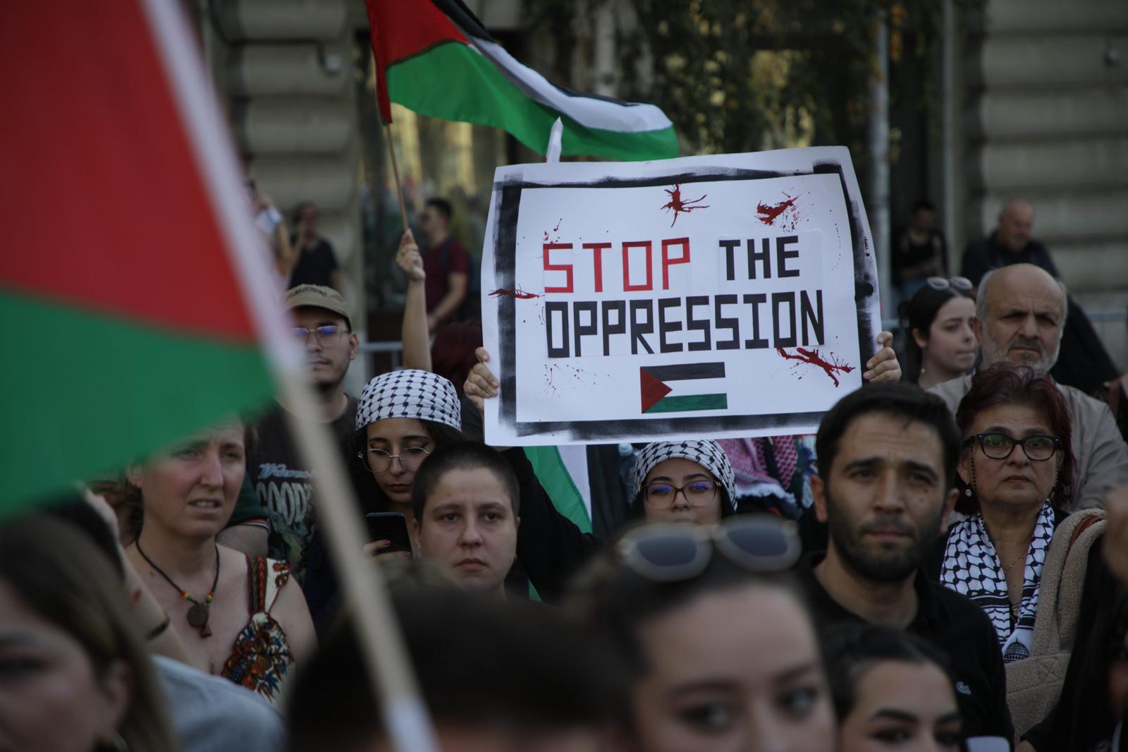 „Suntem aici pentru civili, nu pentru Hamas!” Protest pro Palestina în București. Astfel de manifestații au fost interzise în alte țări din Europa