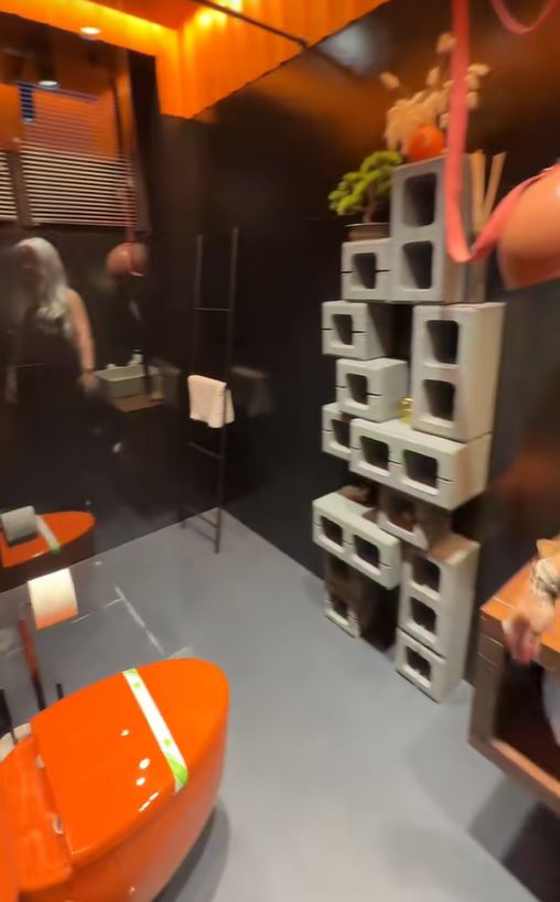 Imagini din noul apartament al Loredanei Chivu. A dat 2.900 de euro pe un frigider portocaliu