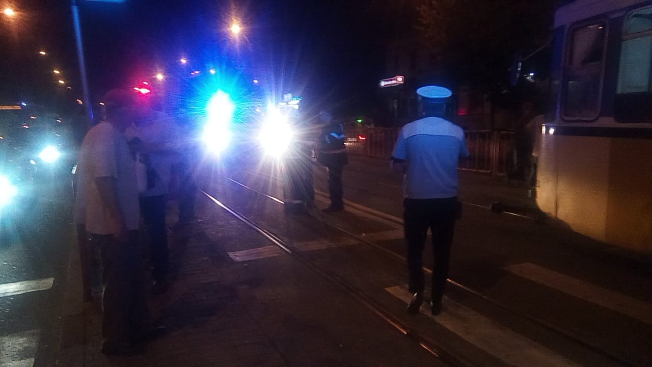 Un pensionar de 81 de ani a fost accidentat grav de tramvai, la Iași. Ca prin minune, nu a fost atins de roți |VIDEO