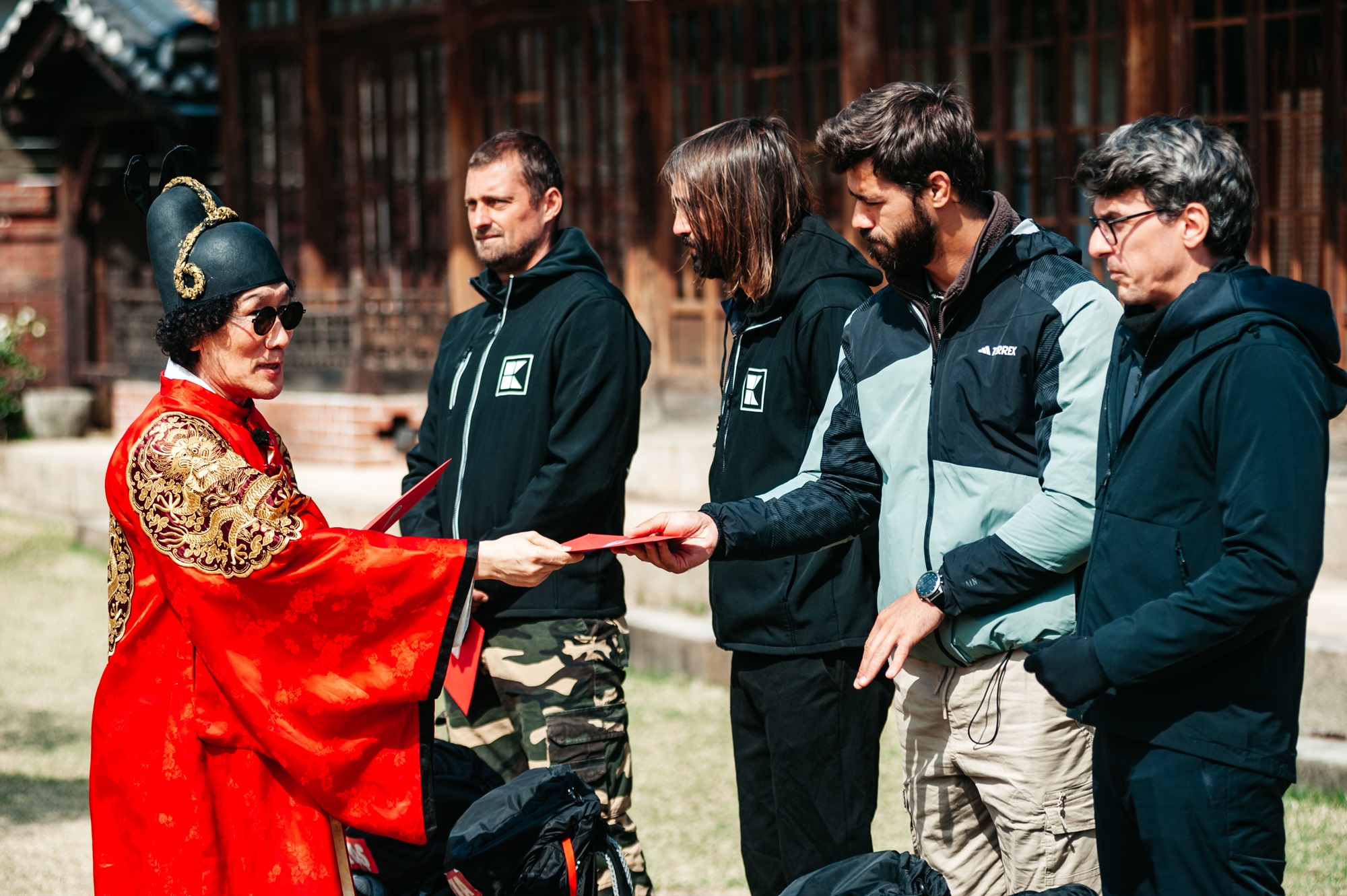 Asia Express, 9 noiembrie 2025. Cine a câștigat ultima amuletă de pe Drumul Eroilor
