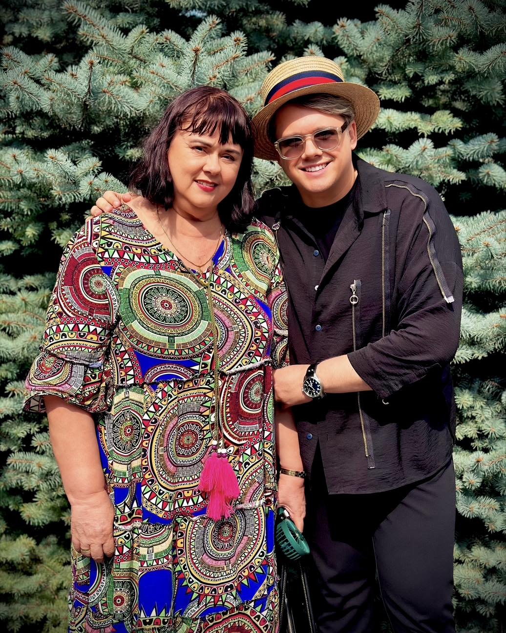 Fotografie rară cu Fuego alături de mama lui. Cum arată femeia și ce urare i-a făcut artistul înainte de Crăciun: „Jeni, un om aparte, haios, cu inimă bună”