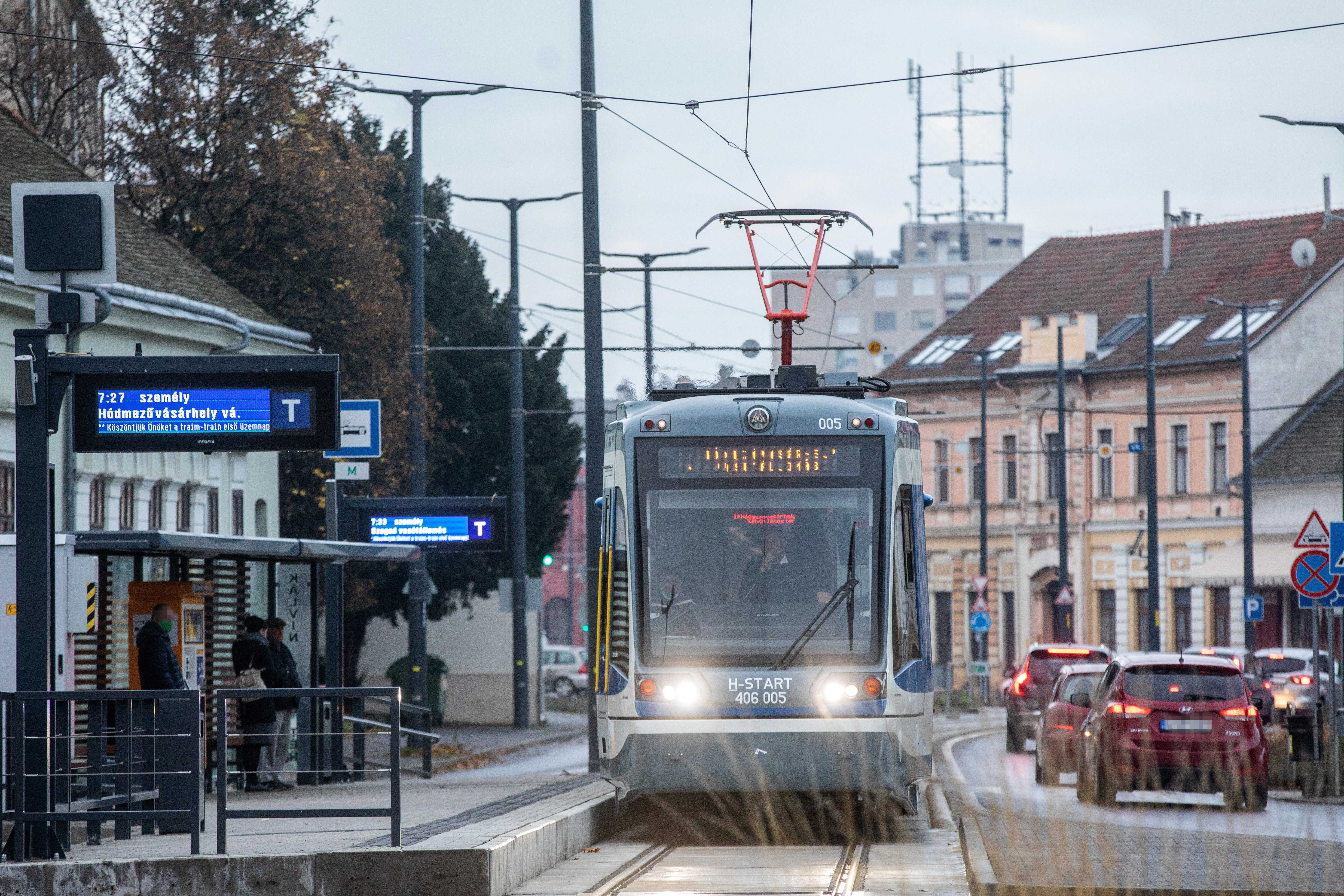 Bírságolni készült a jegyellenőr, eltörte a csuklóját a bliccelő – videóra vették a döbbenetes esetet