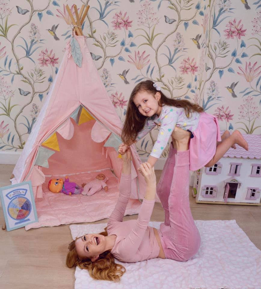 Imagini cu apartamentul în care locuiește Elena Gheorghe în București. E pe două etaje și a costat 300.000 de euro în 2014