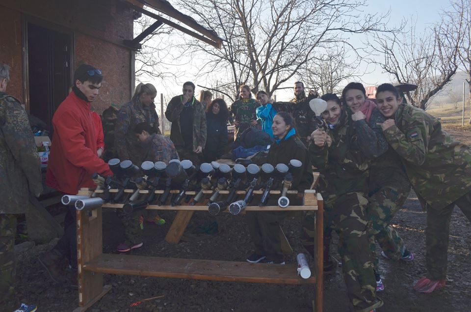 Naționala feminină de handbal a României s-a relaxat la paintball înainte de Trofeul Carpați. Programul competiției | GALERIE FOTO