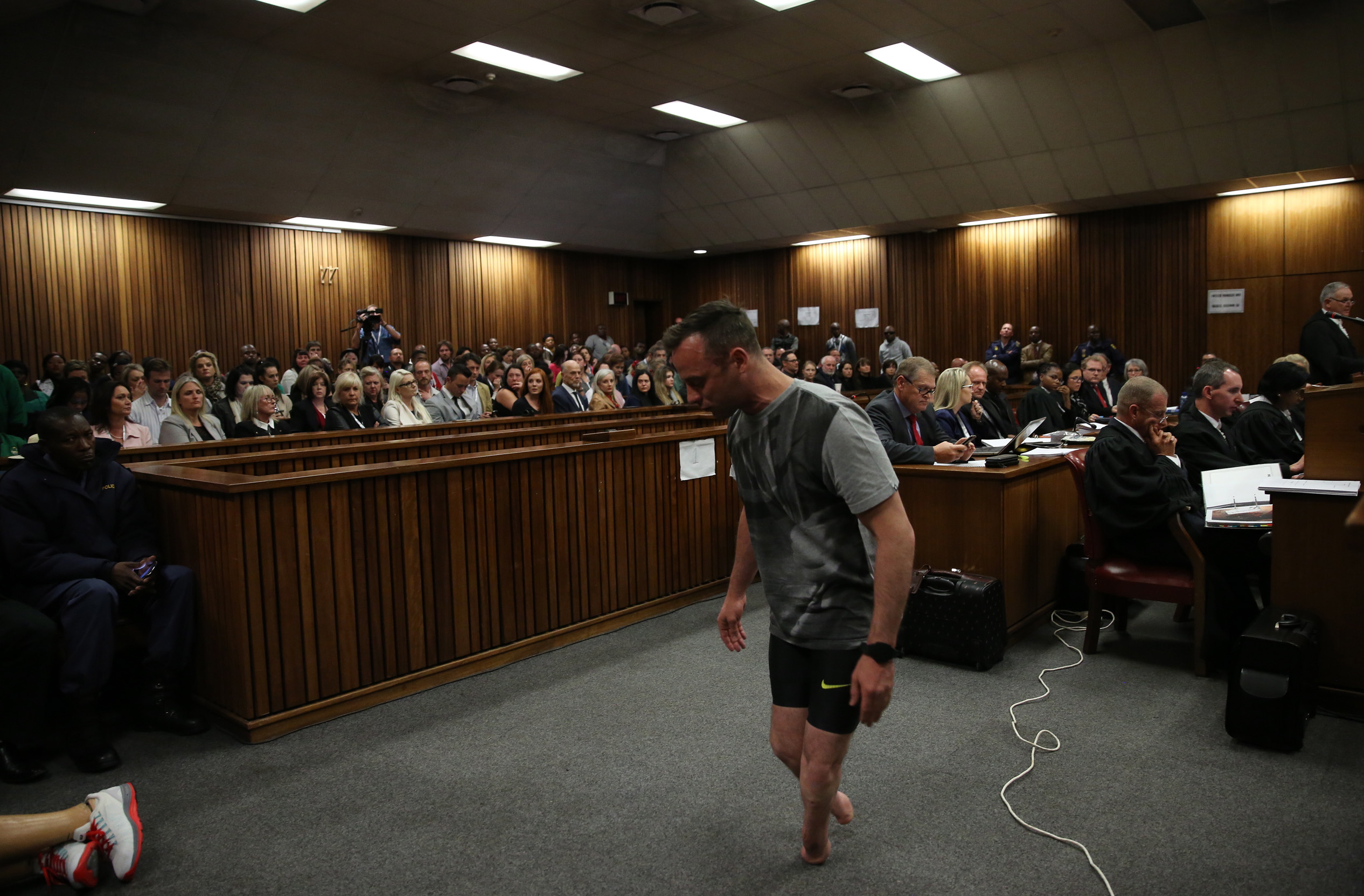 Oscar Pistorius și-a dat jos protezele ca să le arate judecătorilor că nu și-a ucis intenționat iubita | GALERIE FOTO
