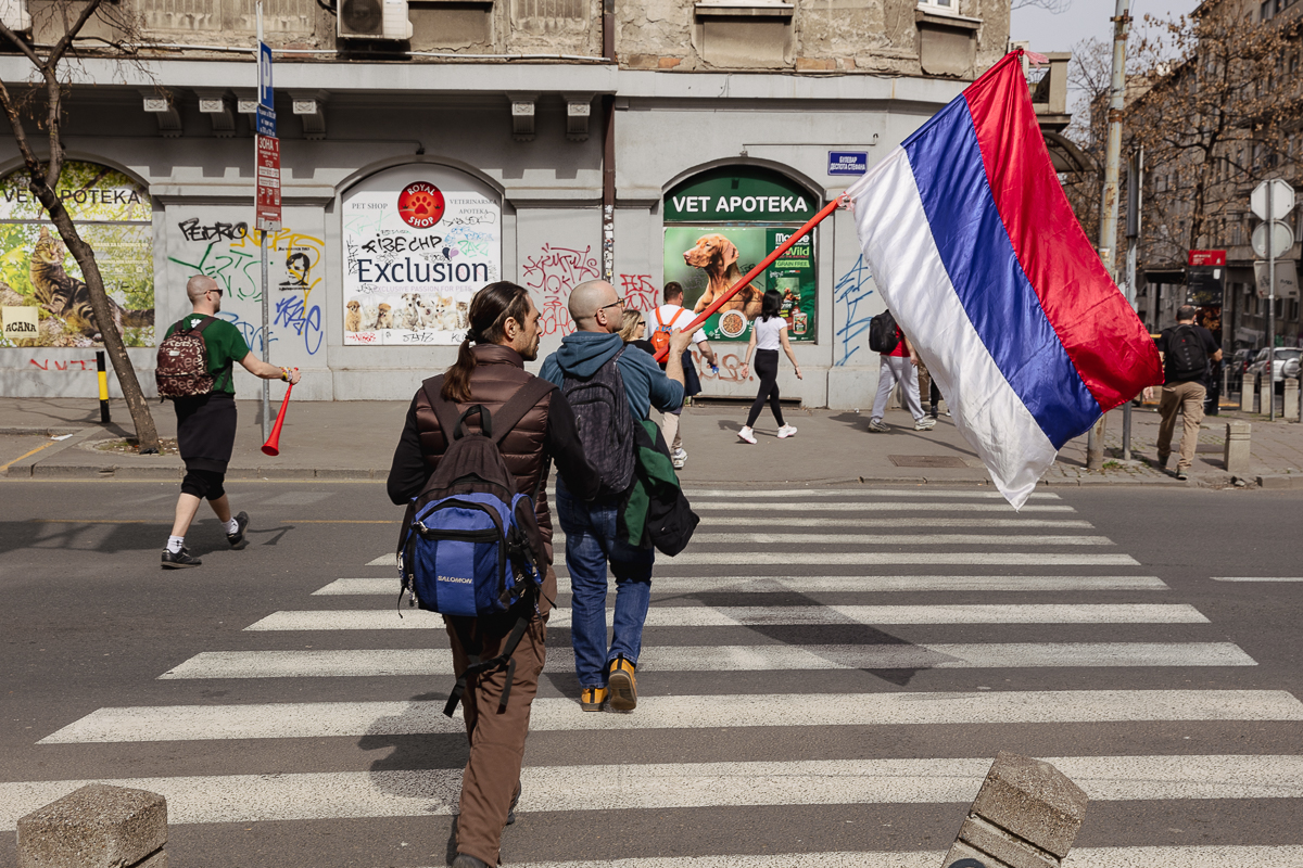 Drapelul României flutură în mijlocul protestului uriaș de la Belgrad: „Ne-am inspirat de la voi!”