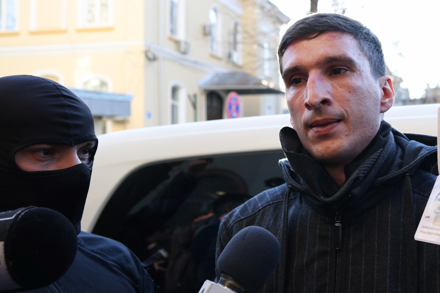 Bogdan Peșchir a încercat să își ascundă fața, dar nu a reușit. Primele imagini cu bogpr, finanțatorul lui Călin Georgescu, după 4 luni de la dezvăluirile SRI