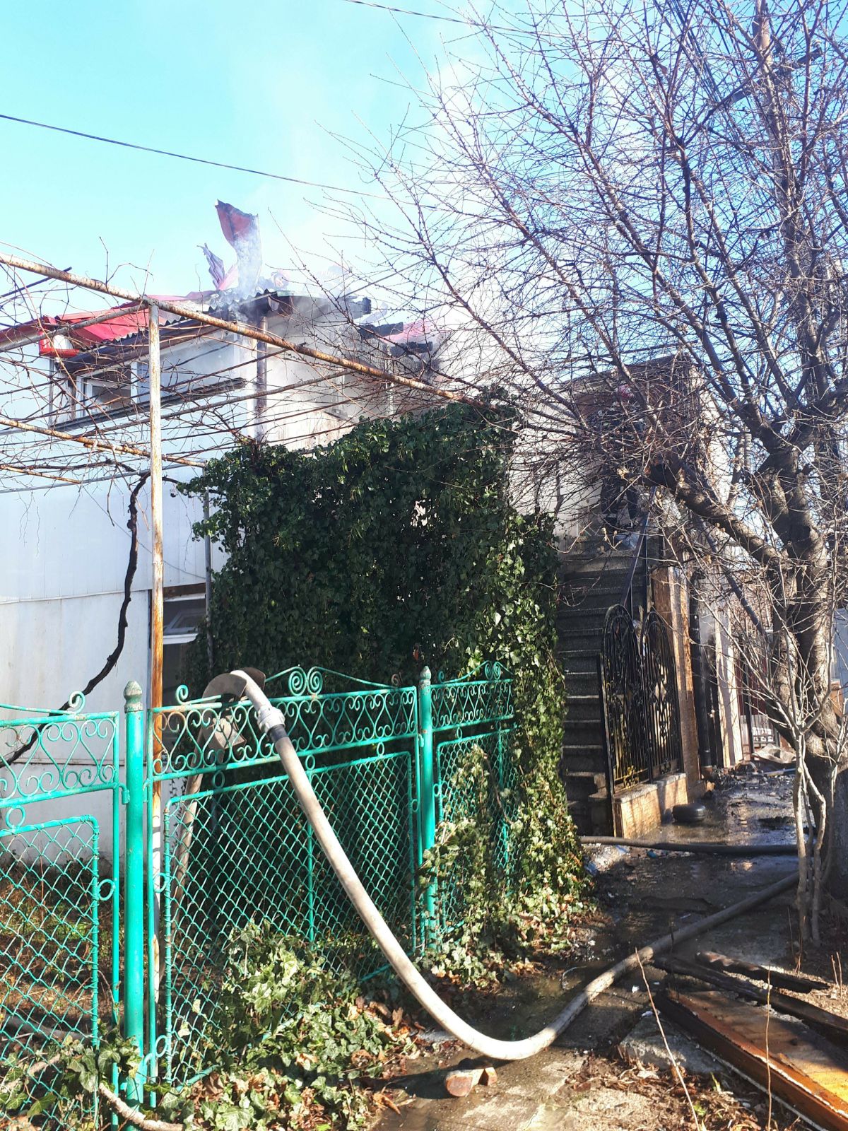 Explozie într-o casă din Eforie Sud, urmată de incendiu. O femeie de 67 de ani a suferit arsuri grave