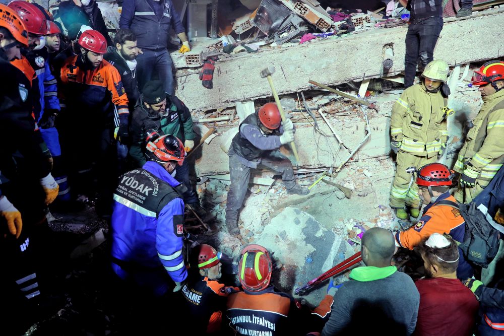 Coșmar după ce un bloc s-a prăbușit în Istanbul. Cel puțin 10 oameni au murit. Momentul tragediei a fost filmat / FOTO&VIDEO